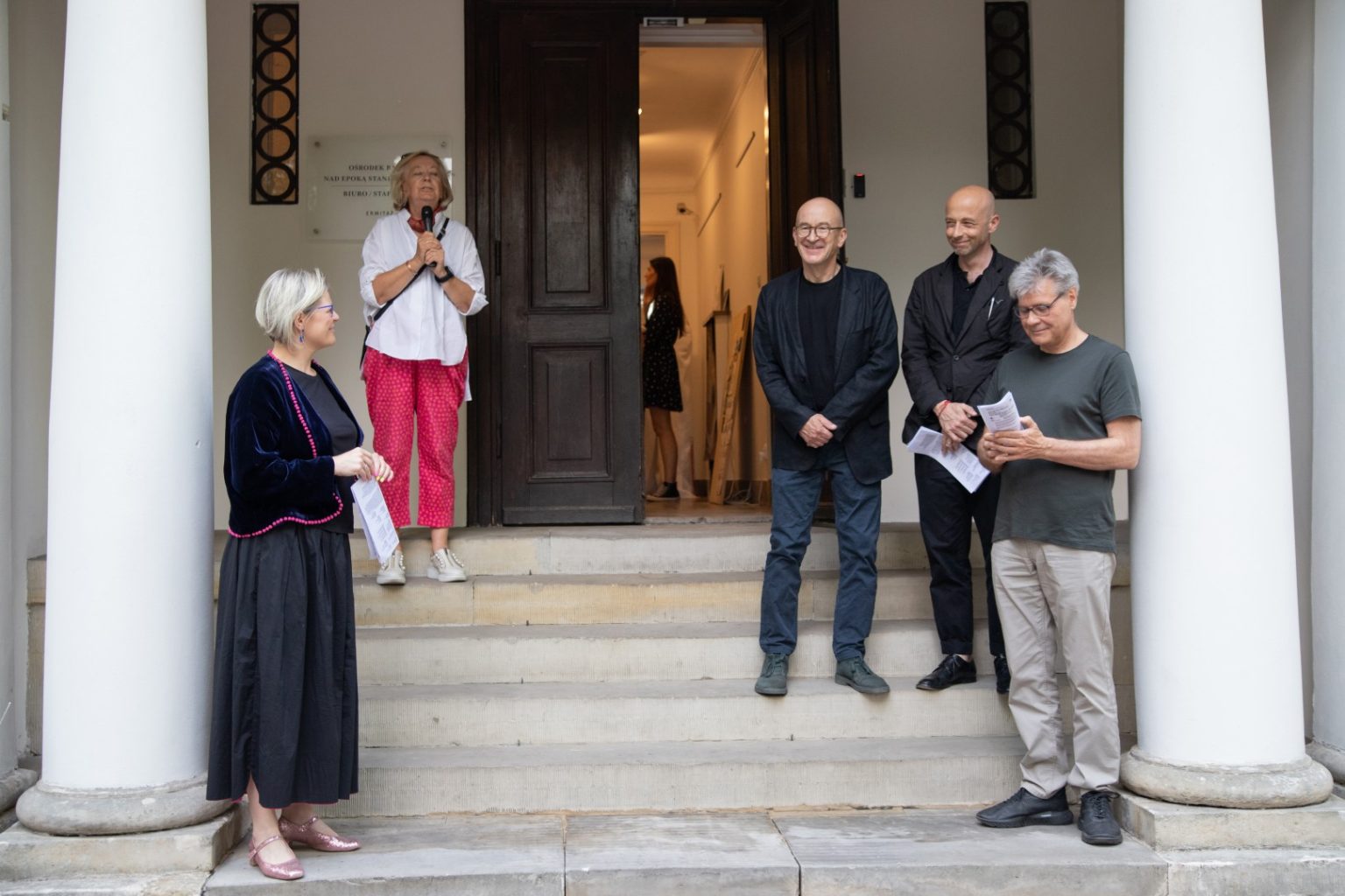 Władze uczelni przed wejściem do Ermitażu