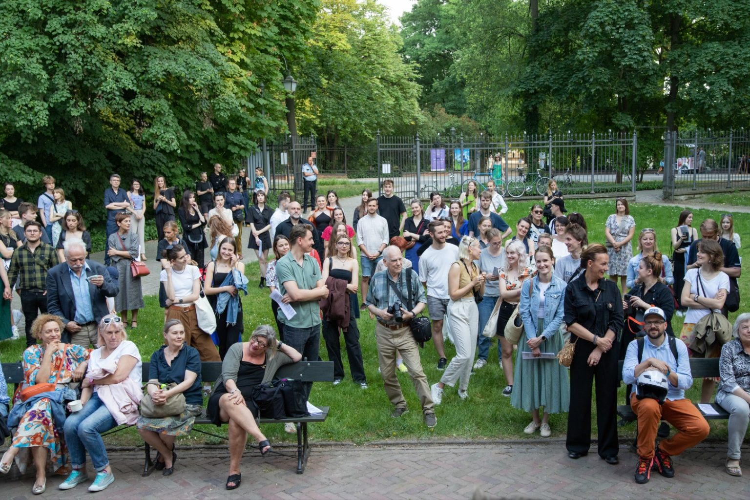 Publiczność zgromadzona przed wejściem do Ermitażu