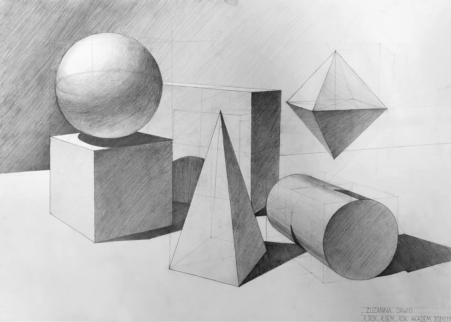 Rysunek przedstawia zestaw brył takich jak walec, ośmiościan, prostopadłościan, ostrosłup, sześcian oraz kulę ustawione w danej kompozycji oświetlone światłem słonecznym.