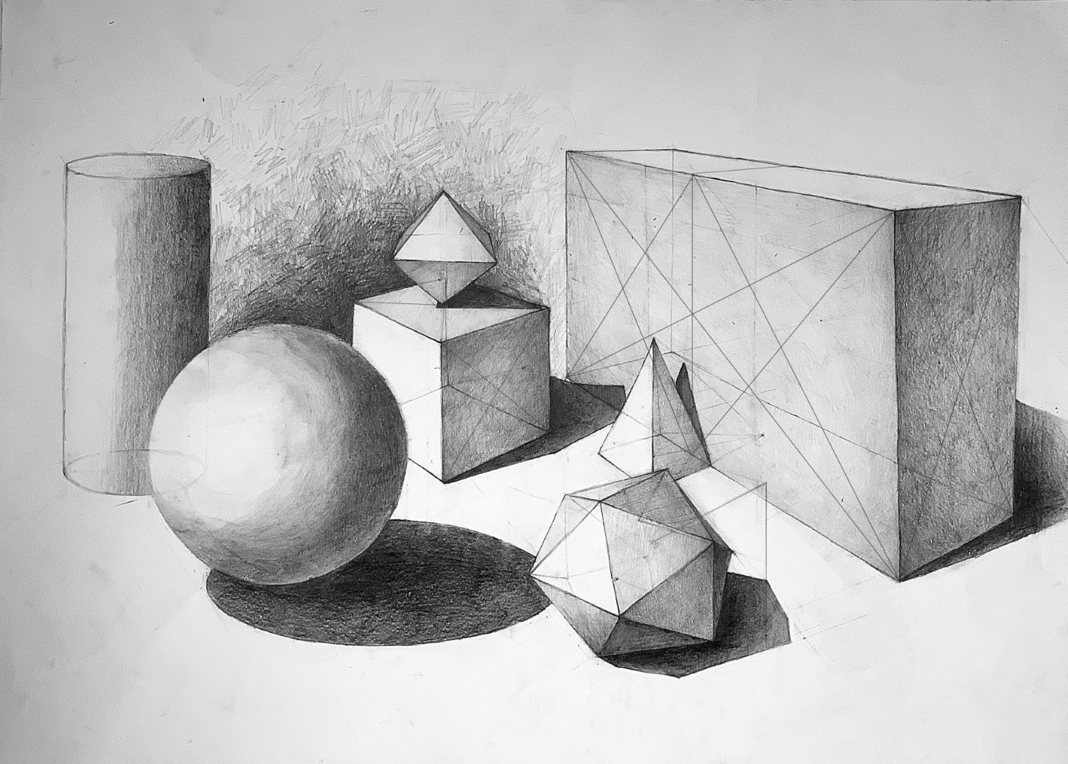 Rysunek ołówkowy w perspektywie dwu zbieżnej, przedstawiający zestaw brył platońskich i archimedesowych wybranych przez autora w kompozycji, oświetlonej światłem słonecznym.