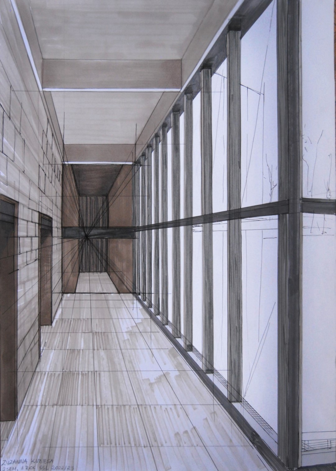 Rysunek wykonany za pomocą cienkopisów i markerów przedstawiający korytarz z przeszkloną ścianą i drewnianą posadzką znajdujący się w budynku Wydziału Scenografii Akademii Sztuk Pięknych przy ul. Wybrzeże Kościuszkowskie w Warszawie.