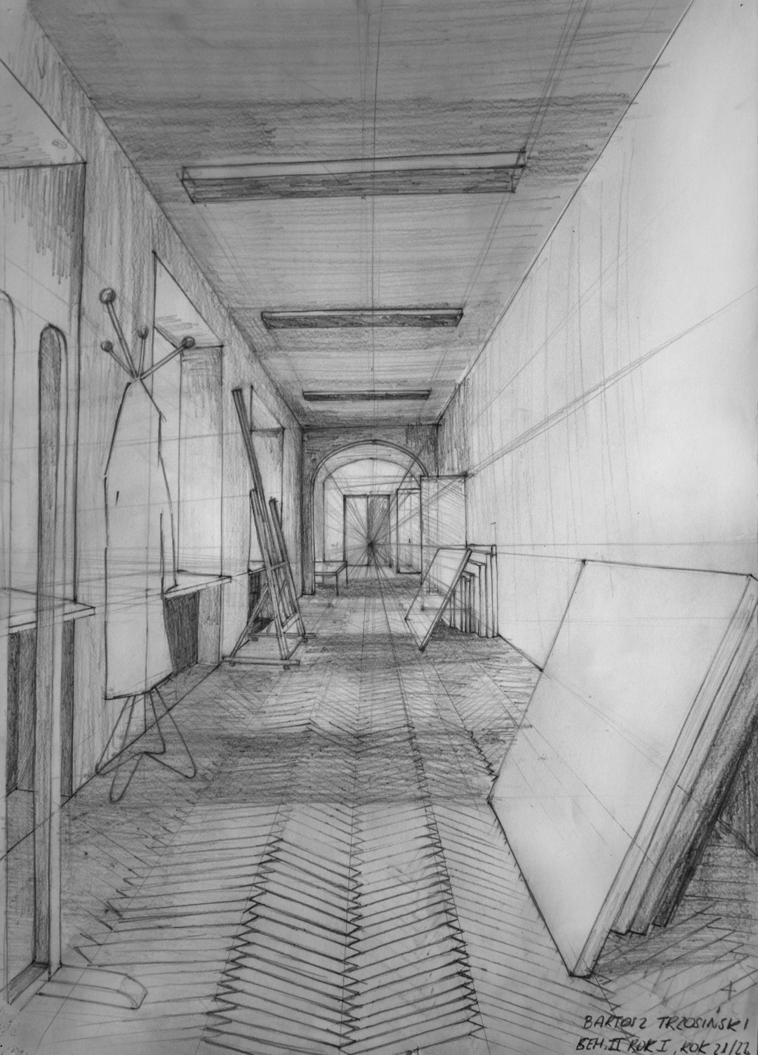 Rysunek wykonany ołówkiem przedstawiający korytarz z drewnianą podłogą, sztalugami i obrazami na Wydziale Architektury Wnętrz ASP przy ul.Myśliwieckiej w Warszawie.