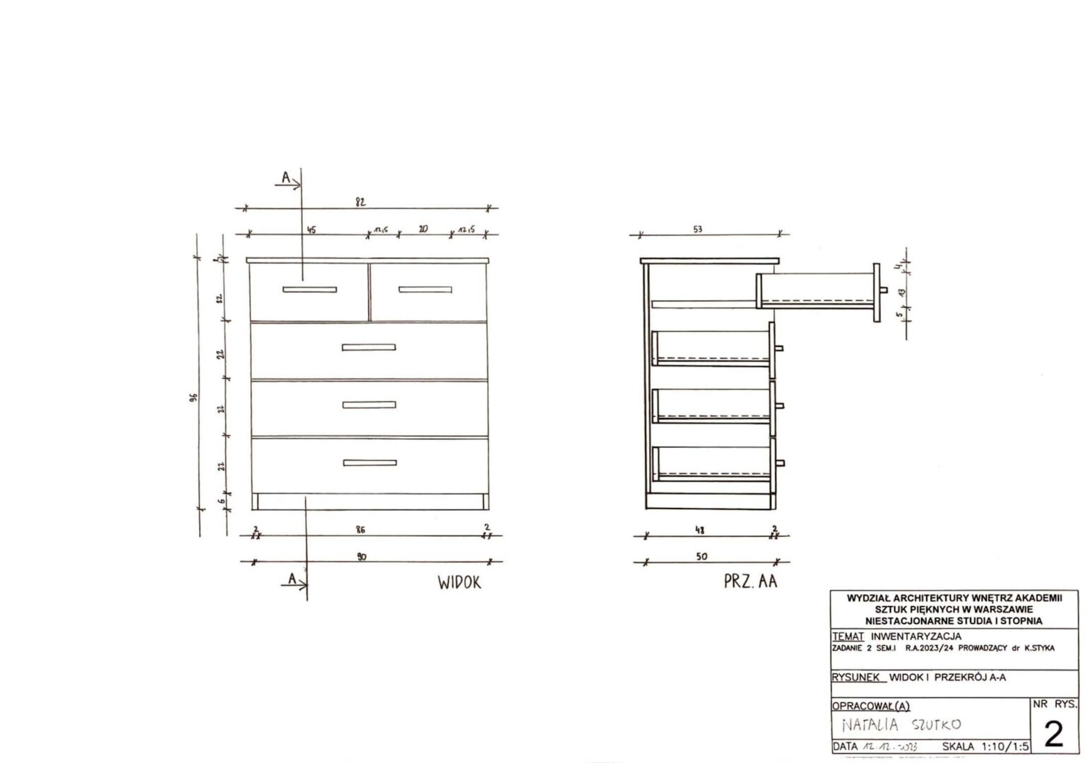 techniczny rysunek inwentaryzacyjny mebla – komody. Zawiera widok z przodu oraz przekrój A-A z wymiarami. Podano szczegóły konstrukcji, takie jak głębokość, wysokość oraz rozmieszczenie szuflad. Skala: 1:10.