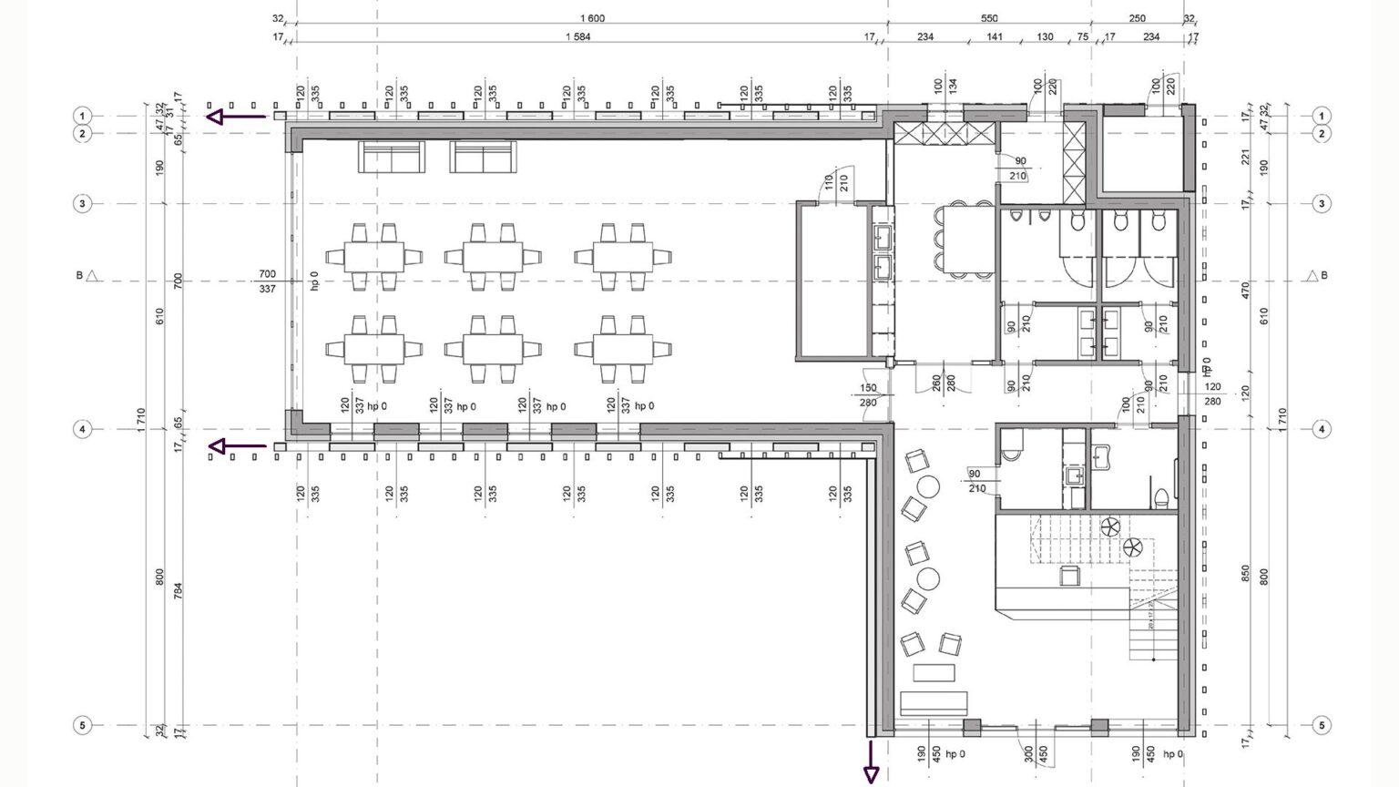 rzut architektoniczny budynku centrum aktywności. Widoczny jest układ pomieszczeń, w tym sala z rozmieszczonymi stołami, strefa socjalna, toalety oraz schody. Rysunek zawiera oznaczenia wymiarów i funkcji poszczególnych przestrzeni.