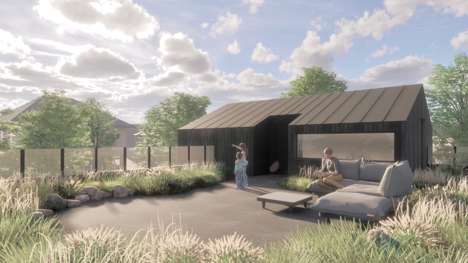 taras na dachu nowoczesnego budynku domu, otoczony roślinnością ozdobną i naturalnymi głazami. Dwoje ludzi relaksuje się: kobieta siedzi na wygodnym siedzisku, a matka z dzieckiem podziwiają widok. W tle drzewa i jasne niebo.