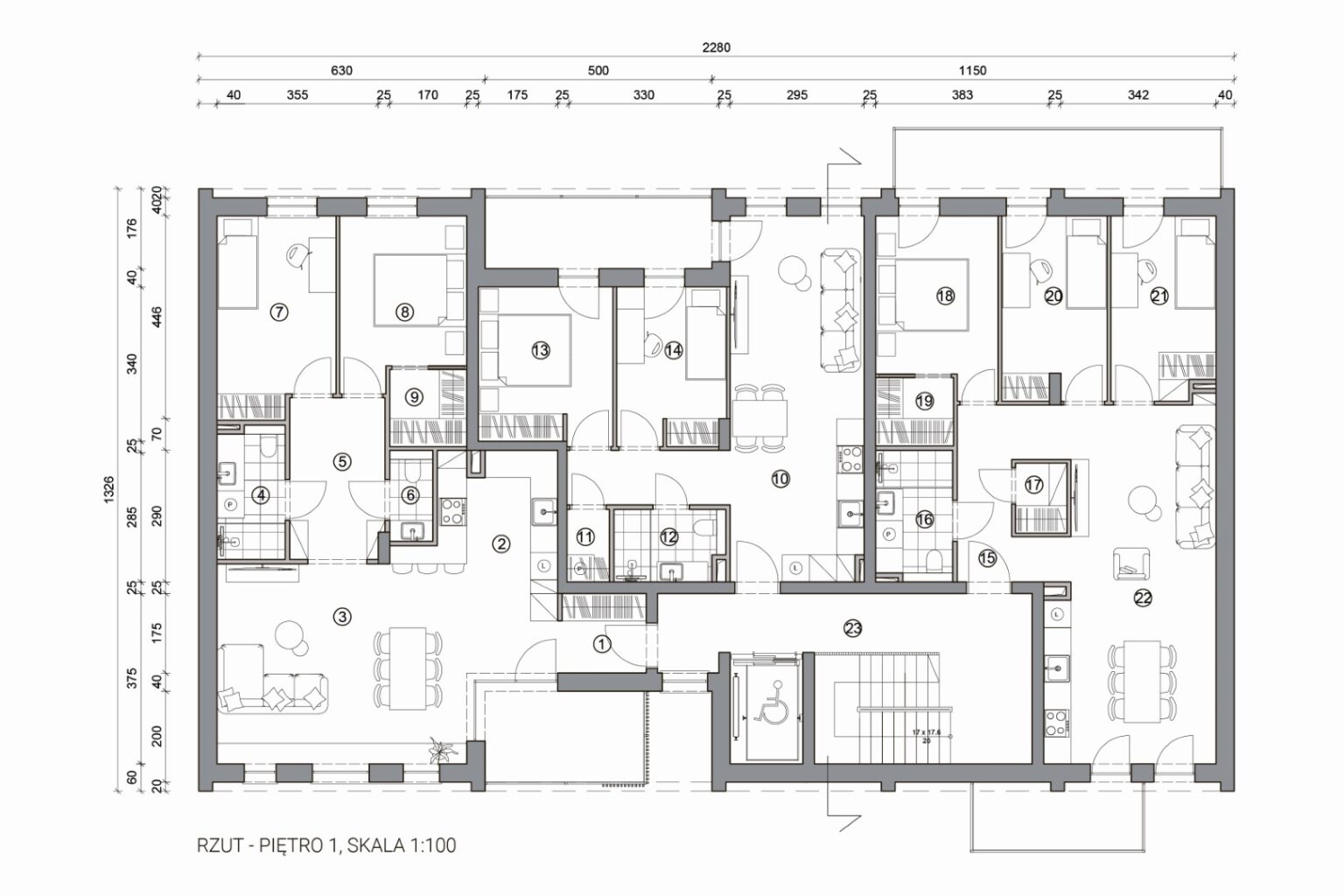 rzut pierwszego piętra budynku mieszkalnego w skali 1:100. Ukazuje szczegółowy plan pomieszczeń, w tym sypialnie, kuchnie, łazienki i przestrzenie wspólne. Widoczne są drzwi, okna, meble oraz oznaczenia wymiarowe dla dokładnego rozmieszczenia.