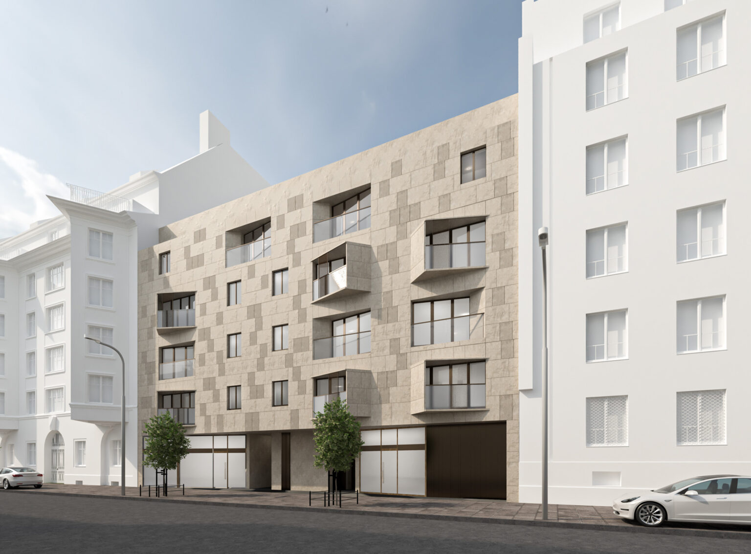 nowoczesny budynek mieszkalny w miejskim otoczeniu. Fasada wykonana jest z jasnych płyt kamiennych z geometrycznymi wcięciami na okna i balkony. Obok znajdują się klasyczne budynki i ulica z zaparkowanymi samochodami.