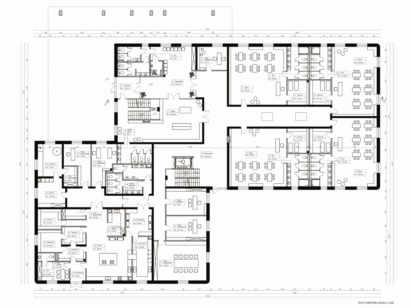 rzut parteru budynku przedszkola w skali 1:100. Widoczne są różne pomieszczenia, takie jak biura, sale konferencyjne, kuchnie oraz toalety. Plan ukazuje szczegółowe rozmieszczenie mebli, drzwi, schodów i instalacji.