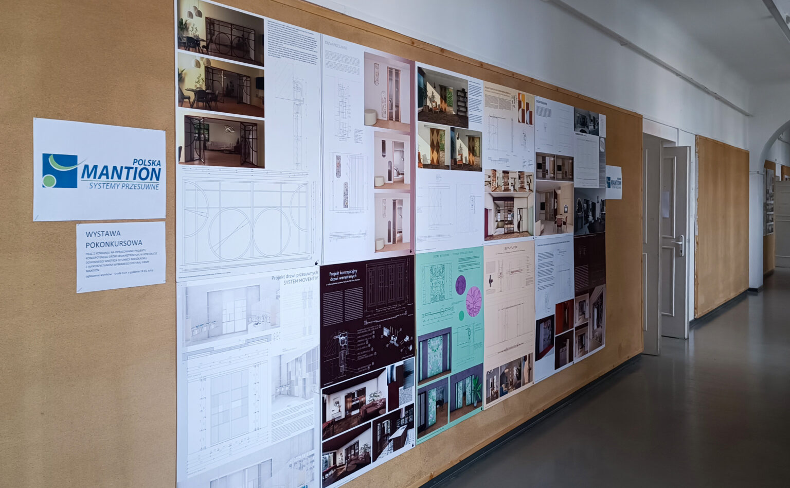 grupa ludzi w uroczystym nastroju