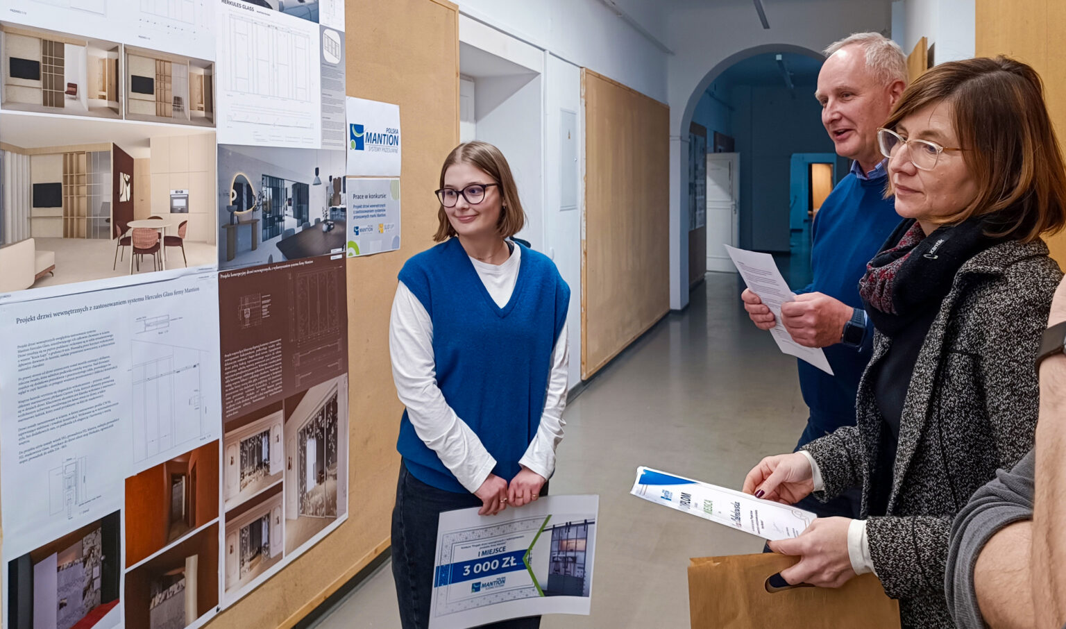 grupa ludzi w uroczystym nastroju