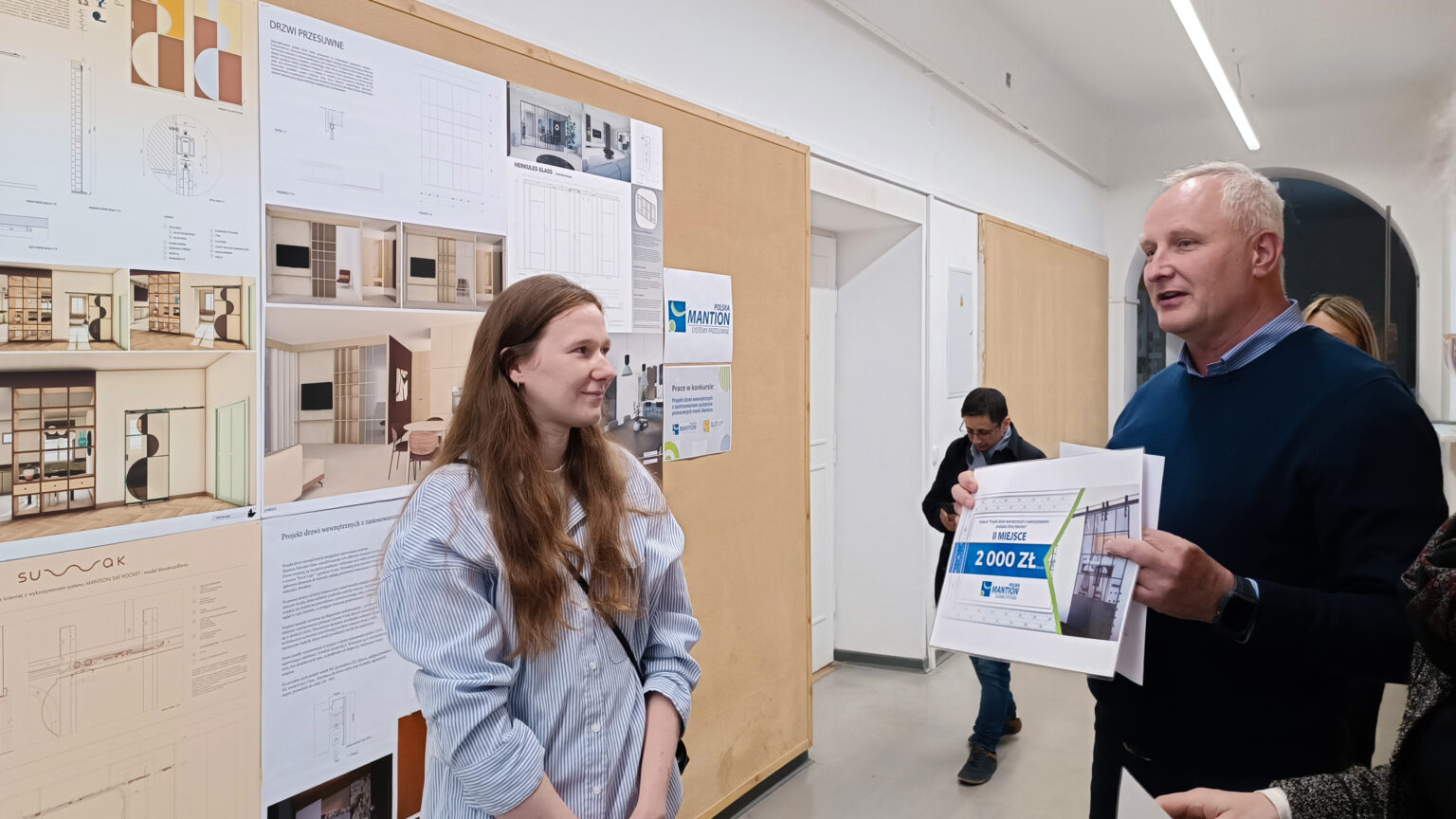 grupa ludzi w uroczystym nastroju