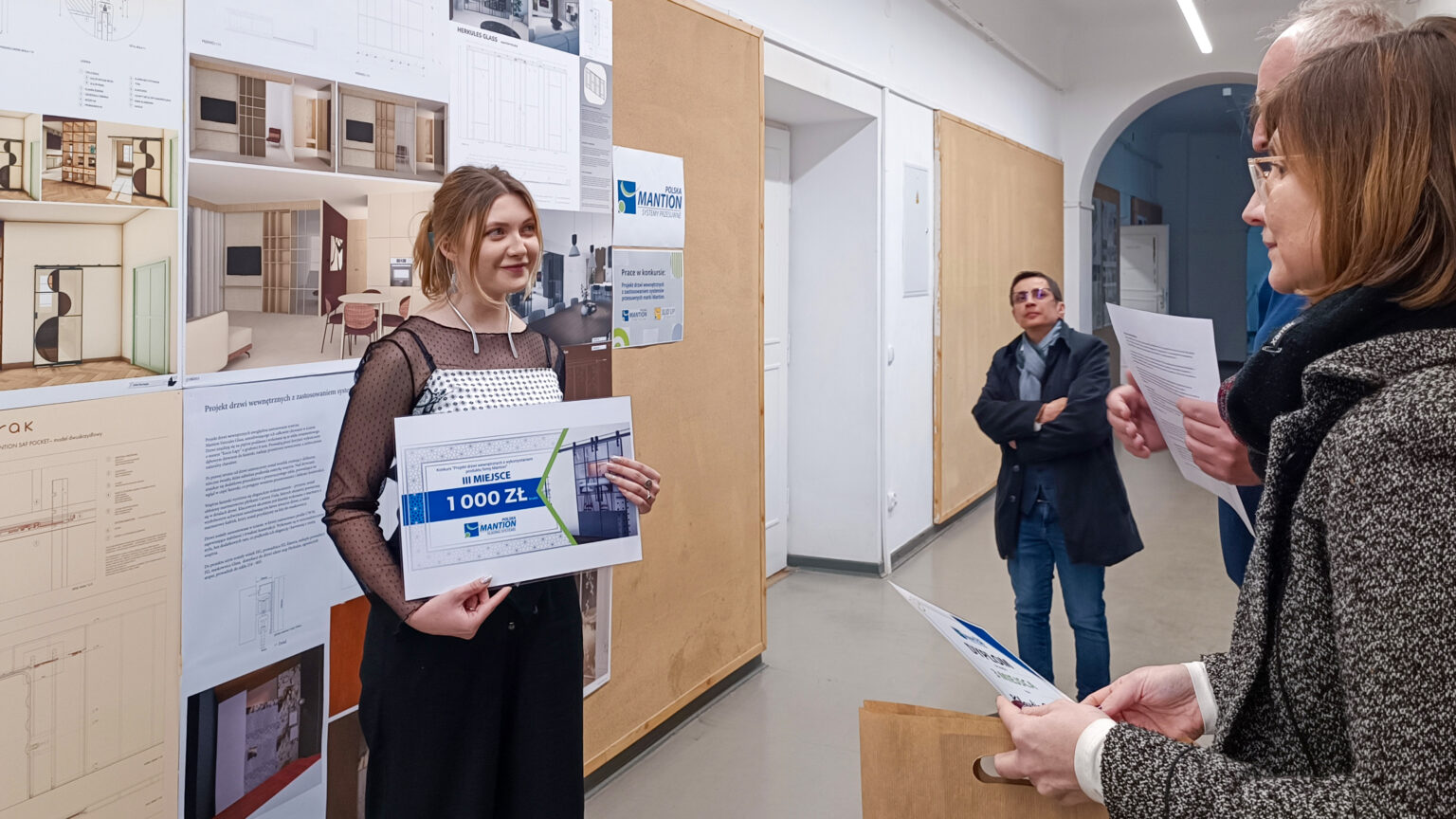 grupa ludzi w uroczystym nastroju