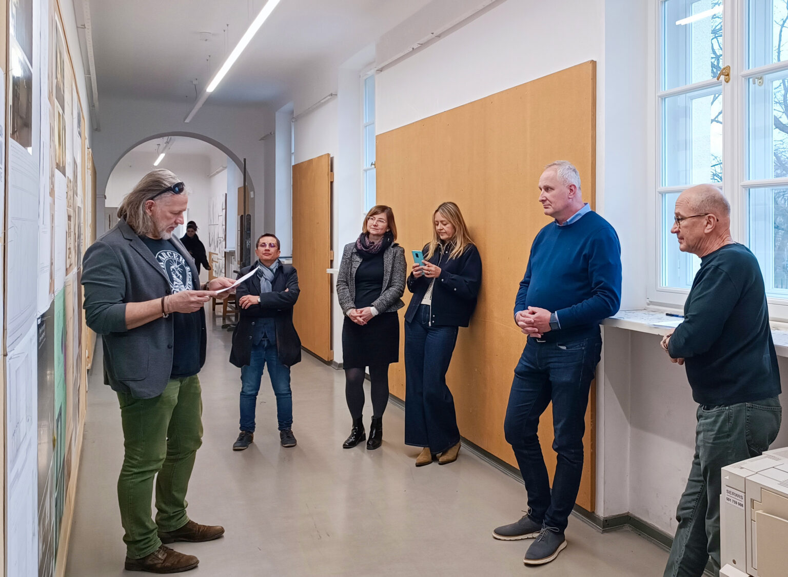 grupa ludzi w uroczystym nastroju