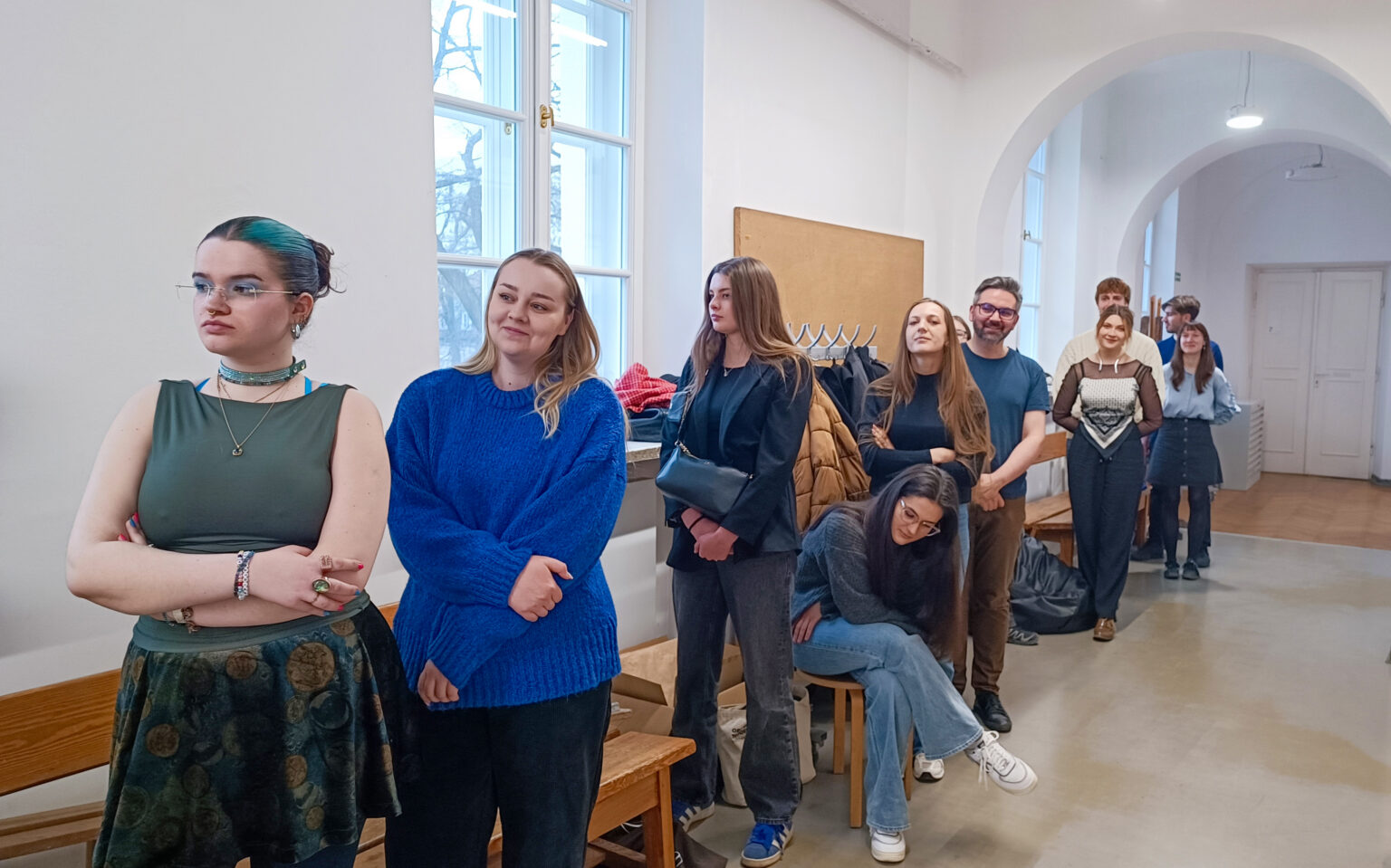 grupa ludzi w uroczystym nastroju