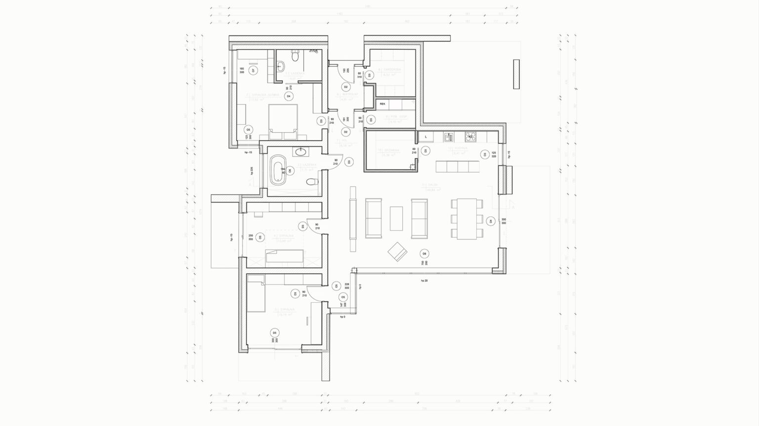 rzut architektoniczny nowoczesnego domu parterowego. Układ obejmuje przestronny salon z aneksem kuchennym, kilka sypialni, łazienki oraz pomieszczenia gospodarcze. Widoczne są oznaczenia instalacji elektrycznych, mebli i wymiarów. Zewnętrzne strefy to taras i podjazd