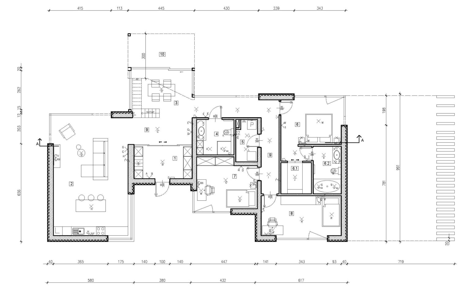 rzut architektoniczny parterowego domu. Widoczne są różne pomieszczenia, takie jak salon z aneksem kuchennym, sypialnie, łazienki oraz taras. Plan zawiera oznaczenia mebli, instalacji oraz wymiarów. Projekt ukazuje funkcjonalny układ przestrzenny domu.